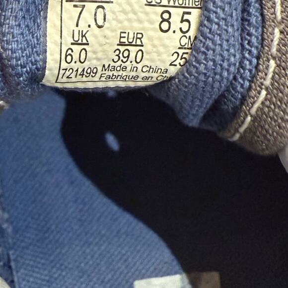 Vans Red and Gray Lace Up Sneakers in a Mens Size 7 or Women’s 8.5 - Picture 6 of 6